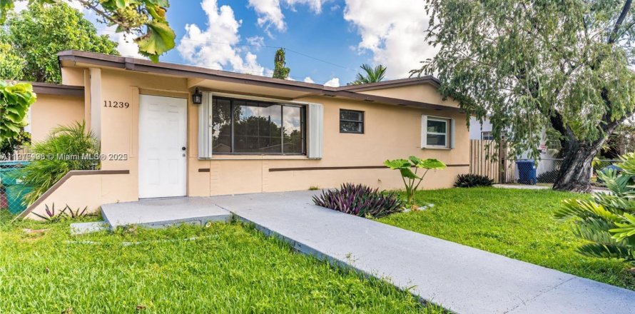 Villa ou maison à Sweetwater, Floride 3 chambres, 158.58 m2 № 1970645