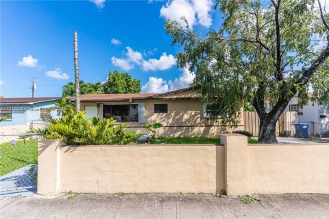 Villa ou maison à louer à Sweetwater, Floride: 3 chambres, 158.58 m2 № 1970645 - photo 2