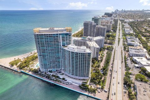Condo in Bal Harbour, Florida, 2 bedrooms  № 1182670 - photo 1