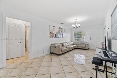 Villa ou maison à vendre à Miami, Floride: 2 chambres, 109.9 m2 № 1877866 - photo 4