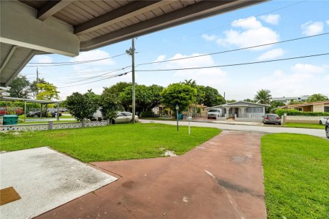 Villa ou maison à vendre à Miami, Floride: 2 chambres, 109.9 m2 № 1877866 - photo 3