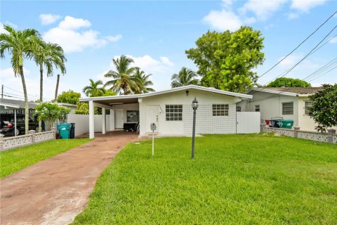 Villa ou maison à vendre à Miami, Floride: 2 chambres, 109.9 m2 № 1877866 - photo 1