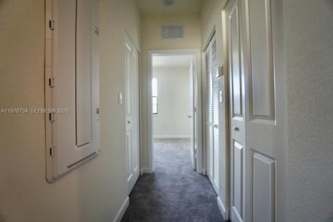 House in Hialeah, Florida 3 bedrooms, 123.93 sq.m. № 2040570 - photo 6