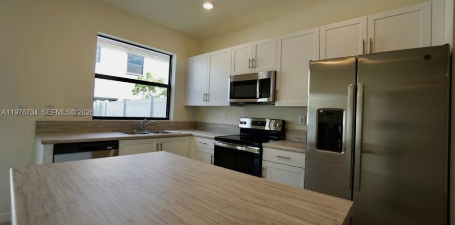 House in Hialeah, Florida 3 bedrooms, 123.93 sq.m. № 2040570