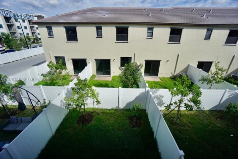 House in Hialeah, Florida 3 bedrooms, 123.93 sq.m. № 2040570 - photo 9