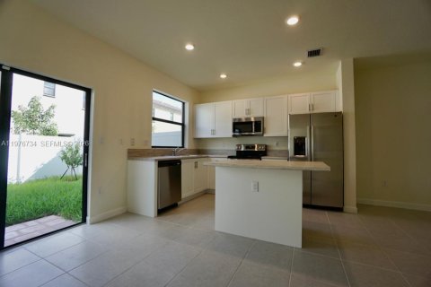 House in Hialeah, Florida 3 bedrooms, 123.93 sq.m. № 2040570 - photo 2