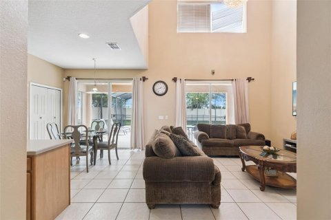 House in Davenport, Florida 6 bedrooms, 257.43 sq.m. № 2212852 - photo 25