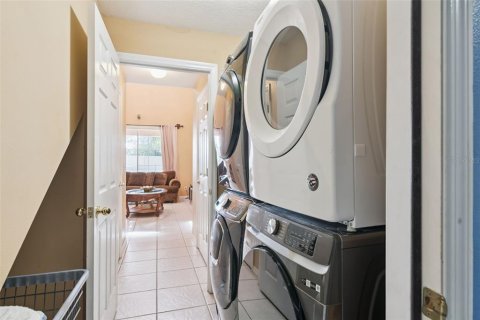 House in Davenport, Florida 6 bedrooms, 257.43 sq.m. № 2212852 - photo 9