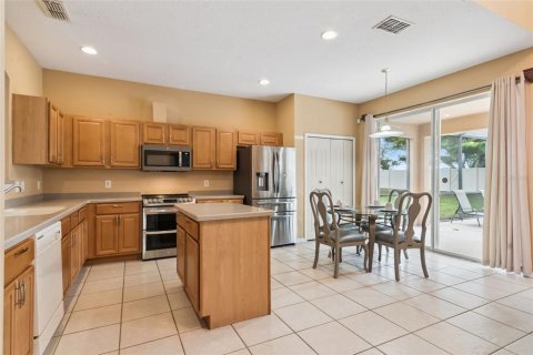 House in Davenport, Florida 6 bedrooms, 257.43 sq.m. № 2212852 - photo 4