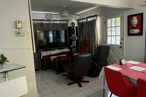 Villa ou maison à louer à Hollywood, Floride: 2 chambres, 102.01 m2 № 1996013 - photo 23