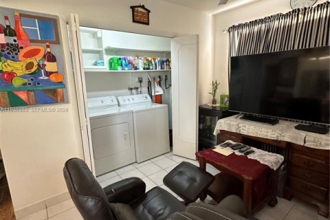 Villa ou maison à louer à Hollywood, Floride: 2 chambres, 102.01 m2 № 1996013 - photo 24