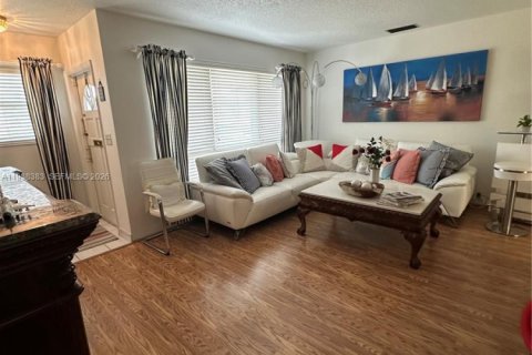 Villa ou maison à louer à Hollywood, Floride: 2 chambres, 102.01 m2 № 1996013 - photo 8