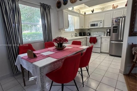 Villa ou maison à louer à Hollywood, Floride: 2 chambres, 102.01 m2 № 1996013 - photo 3