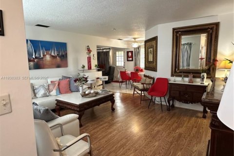 Villa ou maison à louer à Hollywood, Floride: 2 chambres, 102.01 m2 № 1996013 - photo 9