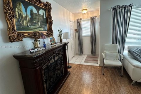 Villa ou maison à louer à Hollywood, Floride: 2 chambres, 102.01 m2 № 1996013 - photo 7