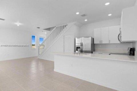 Снять в аренду таунхаус в Хомстед, Флорида 4 спальни, 166.3м2, № 2034537 - фото 8