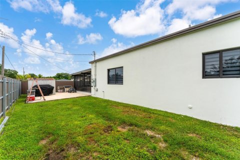 House in Miami, Florida 3 bedrooms, 138.61 sq.m. № 1928570 - photo 30