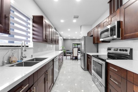 House in Miami, Florida 3 bedrooms, 138.61 sq.m. № 1928570 - photo 9