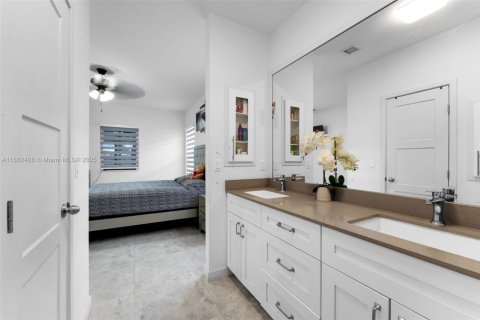 House in Miami, Florida 3 bedrooms, 138.61 sq.m. № 1928570 - photo 23