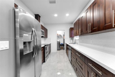 House in Miami, Florida 3 bedrooms, 138.61 sq.m. № 1928570 - photo 7