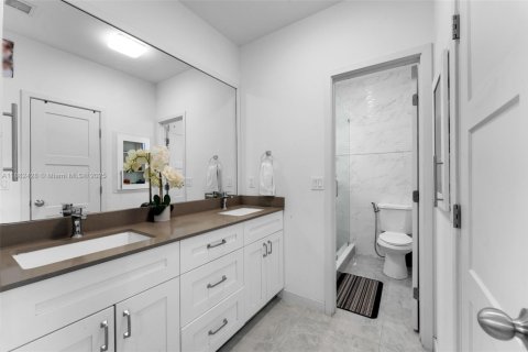 House in Miami, Florida 3 bedrooms, 138.61 sq.m. № 1928570 - photo 21