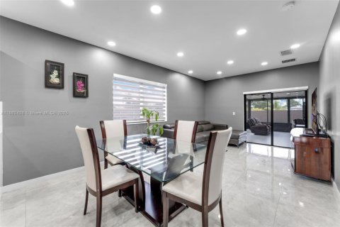 House in Miami, Florida 3 bedrooms, 138.61 sq.m. № 1928570 - photo 6