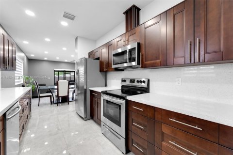 House in Miami, Florida 3 bedrooms, 138.61 sq.m. № 1928570 - photo 10