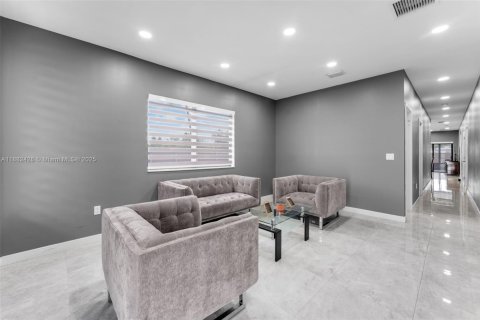 House in Miami, Florida 3 bedrooms, 138.61 sq.m. № 1928570 - photo 4