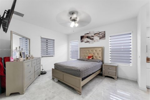 House in Miami, Florida 3 bedrooms, 138.61 sq.m. № 1928570 - photo 18