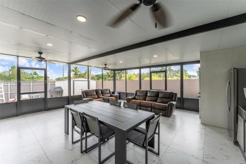 House in Miami, Florida 3 bedrooms, 138.61 sq.m. № 1928570 - photo 27