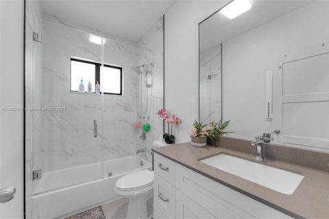 House in Miami, Florida 3 bedrooms, 138.61 sq.m. № 1928570 - photo 13