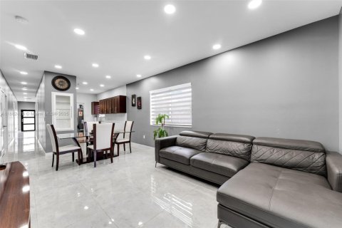 House in Miami, Florida 3 bedrooms, 138.61 sq.m. № 1928570 - photo 12