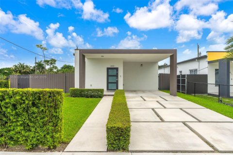 House in Miami, Florida 3 bedrooms, 138.61 sq.m. № 1928570 - photo 1