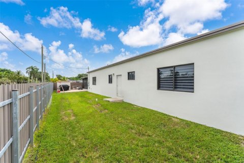 House in Miami, Florida 3 bedrooms, 138.61 sq.m. № 1928570 - photo 29