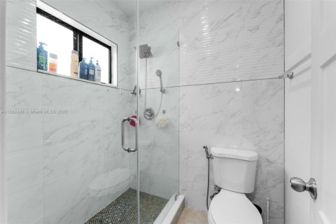 House in Miami, Florida 3 bedrooms, 138.61 sq.m. № 1928570 - photo 22