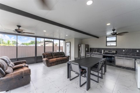 House in Miami, Florida 3 bedrooms, 138.61 sq.m. № 1928570 - photo 28