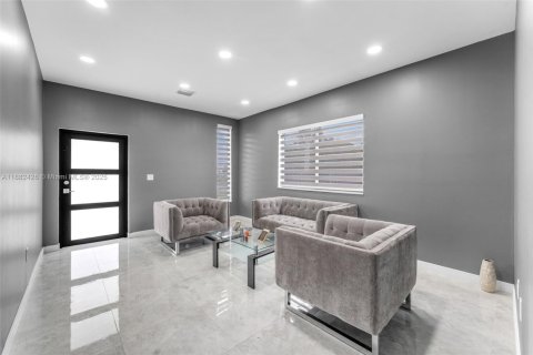 House in Miami, Florida 3 bedrooms, 138.61 sq.m. № 1928570 - photo 5