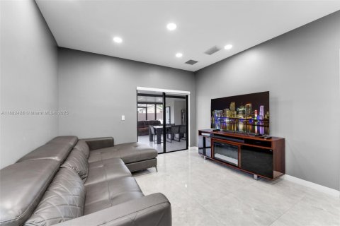 House in Miami, Florida 3 bedrooms, 138.61 sq.m. № 1928570 - photo 11