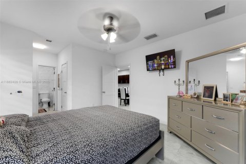 House in Miami, Florida 3 bedrooms, 138.61 sq.m. № 1928570 - photo 20