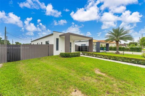 House in Miami, Florida 3 bedrooms, 138.61 sq.m. № 1928570 - photo 2