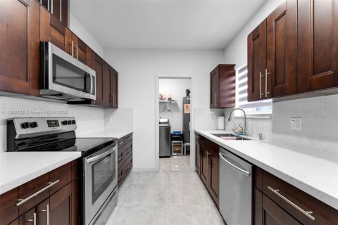 House in Miami, Florida 3 bedrooms, 138.61 sq.m. № 1928570 - photo 8