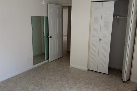 Condo in Largo, Florida, 2 bedrooms № 2225333 - photo 12