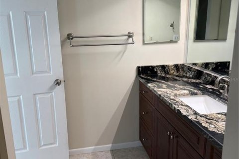 Condo in Largo, Florida, 2 bedrooms № 2225333 - photo 10