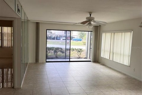 Condo in Largo, Florida, 2 bedrooms № 2225333 - photo 3