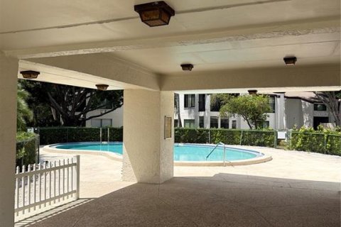 Condo in Largo, Florida, 2 bedrooms № 2225333 - photo 2