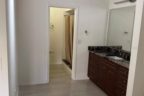 Condo in Largo, Florida, 2 bedrooms № 2225333 - photo 8