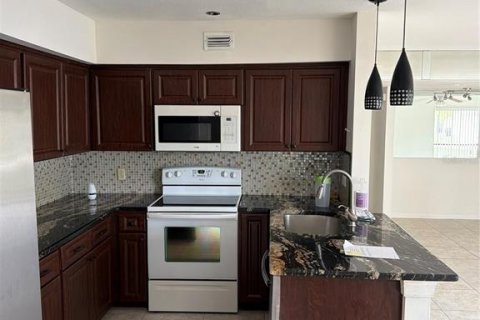 Condo in Largo, Florida, 2 bedrooms № 2225333 - photo 5