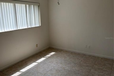 Condo in Largo, Florida, 2 bedrooms № 2225333 - photo 11