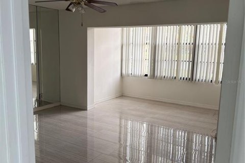 Condo in Largo, Florida, 2 bedrooms № 2225333 - photo 4