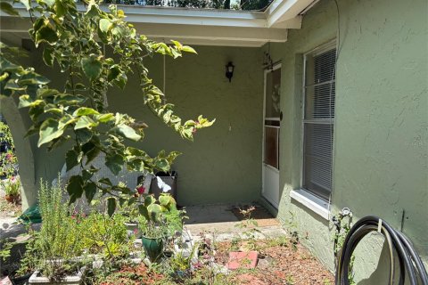 House in Seffner, Florida 4 bedrooms, 120.77 sq.m. № 1894457 - photo 19
